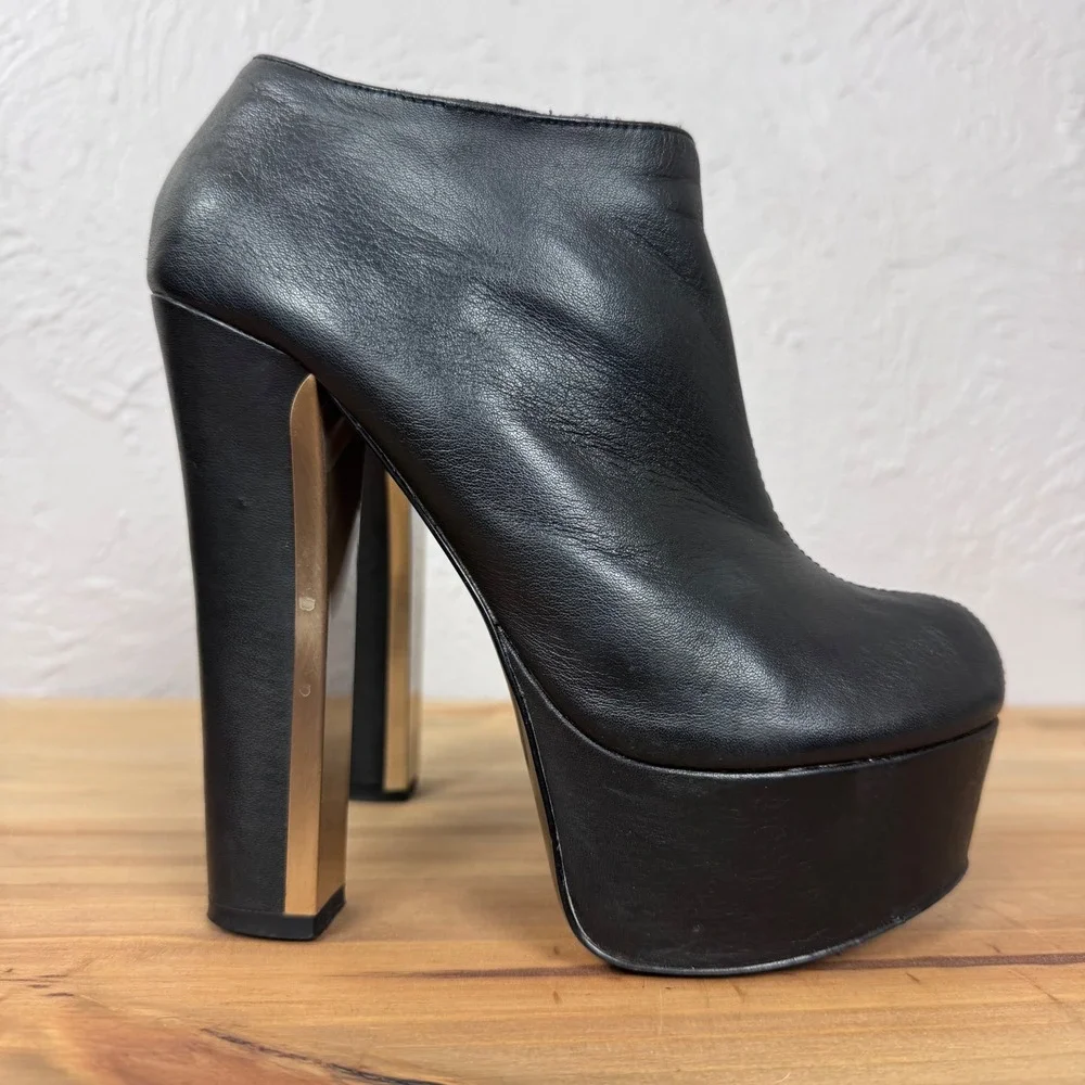 2010s Tumblr grunge girl black leather platform booties Zigi Soho size 6
